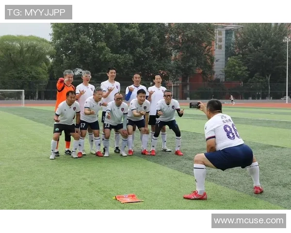 足球明星们齐聚一堂互相合照展现友谊与团结的精彩瞬间